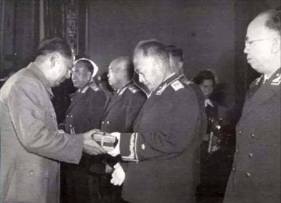 青史著功勋，千秋载辉煌：1955年大授衔，我国是如何确定军衔等级