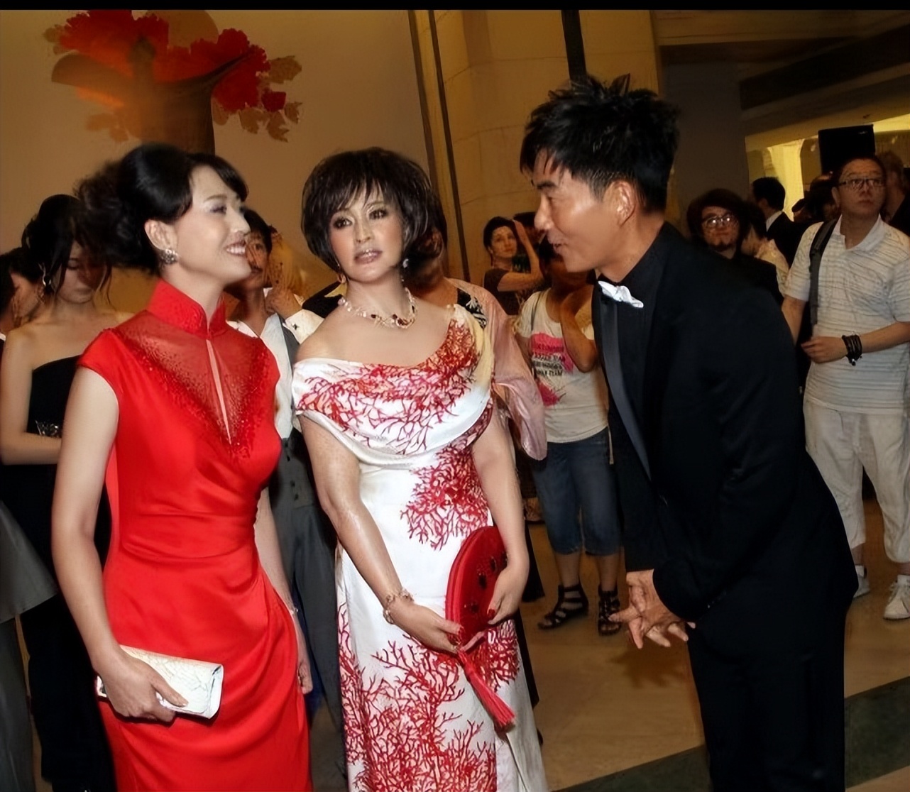 刘晓庆同框周海媚，妆容浮夸硬要扮嫩，却不及周海媚自然老去好看