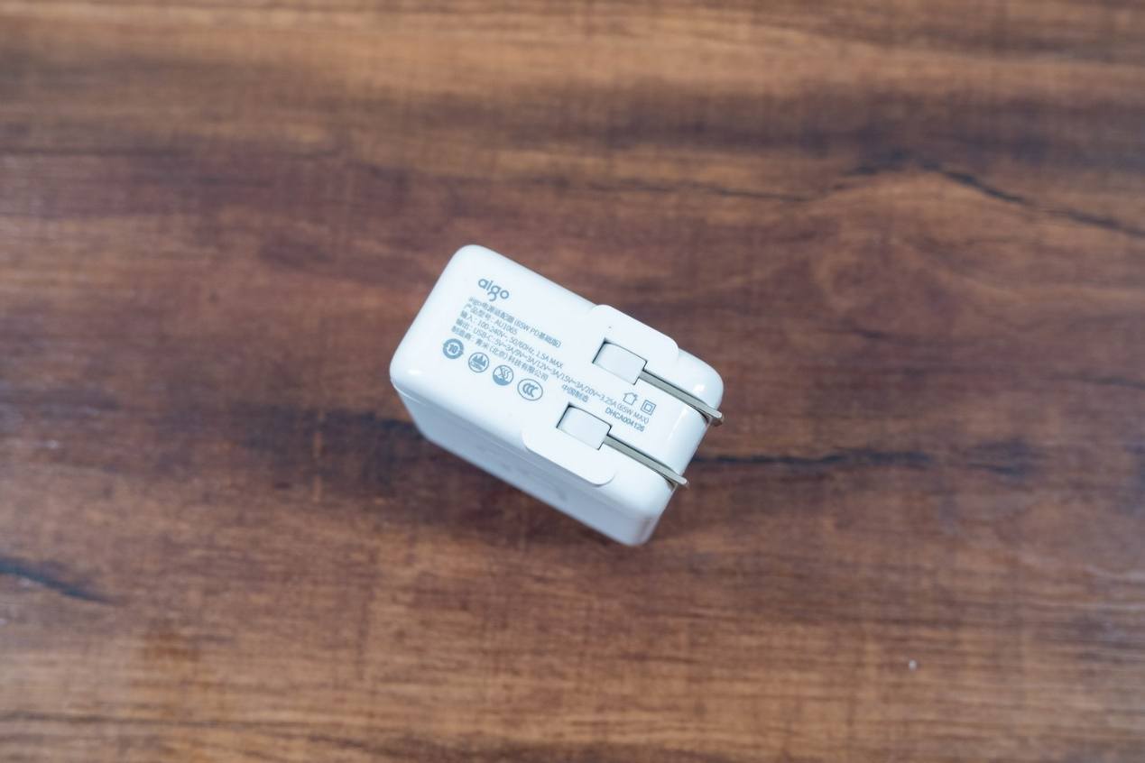 小巧便携高功率，充电更快更省时，aigo充电器C口65W体验