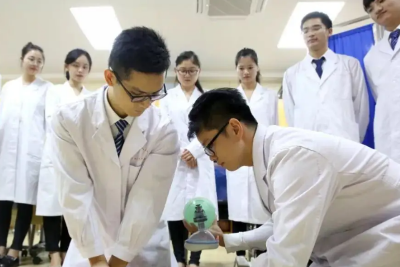 医学实行“精英教学”，停中职控大专，高考500分还能报医学吗？