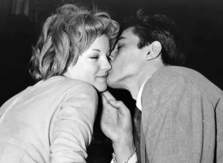 法国第一美男阿兰﹒德龙，多次背叛茜茜公主，今87岁在家建36块墓