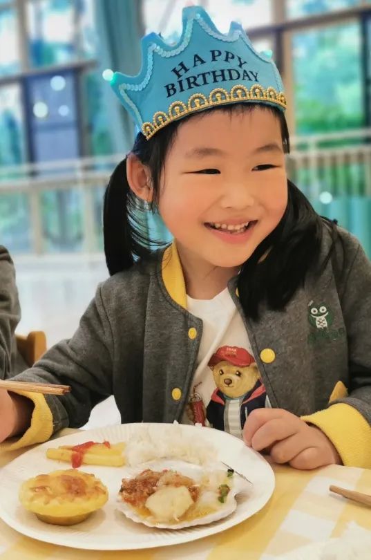 又是大龙虾、又是鲍鱼，被幼儿园的餐食馋哭了