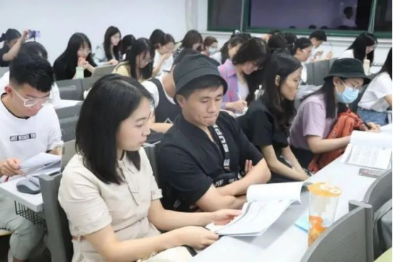 985硕士生晒公务员真实收入，网友看了很“眼红”，不如早点考公