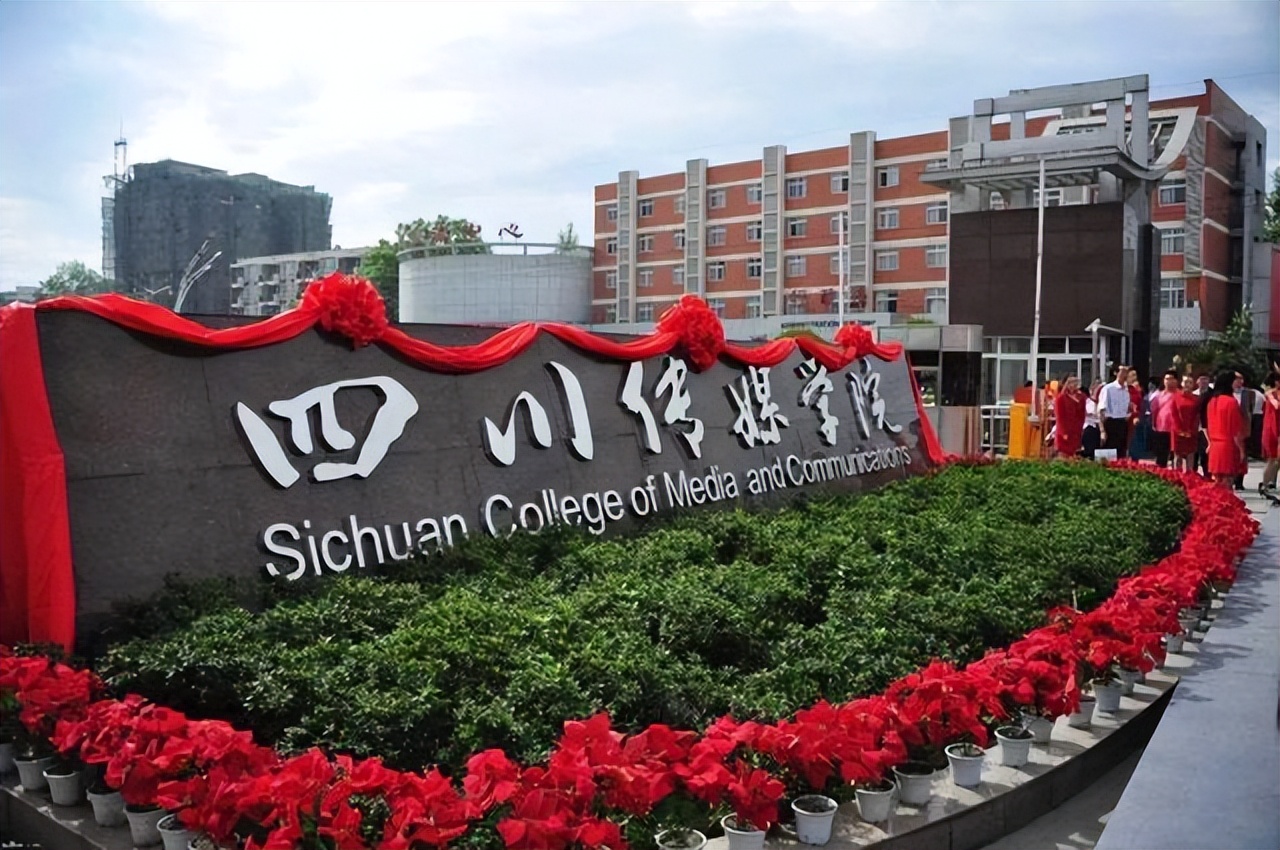 高校解除封闭管理后，美女大学生校内热舞，优美舞姿引众人称赞