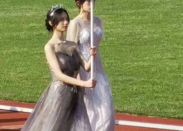 高三“举牌女孩”火了，清纯甜美撞脸鞠婧祎，评论区却化身柠檬精