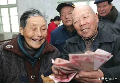 給黨齡滿40年的黨員發生活補助，農村77歲老黨員，一月能給多少？