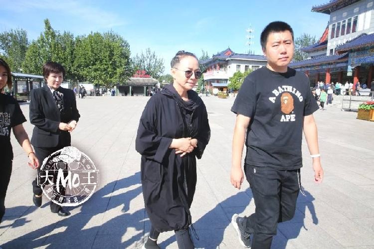 蓝天野追悼会现场太沉重！宋丹丹哭到双眼通红，众人起立悼念