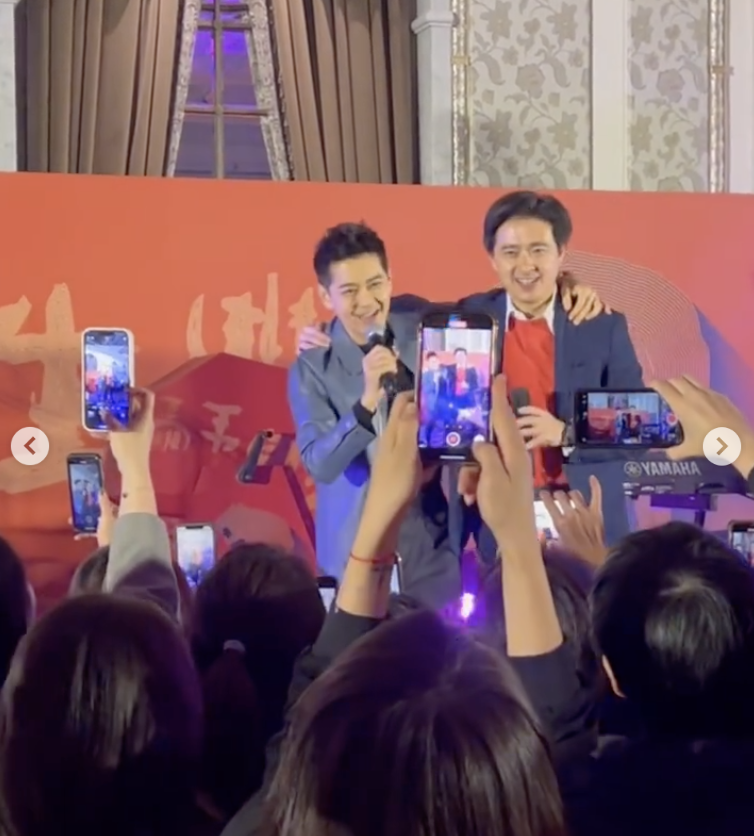 林志颖携弟弟参加年会，合唱18岁时成名曲，小志保养年轻更像弟弟