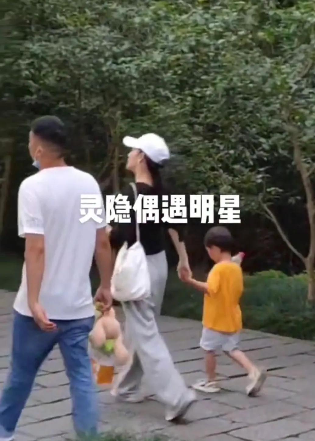 偶遇张嘉倪买超夫妇带娃出游，一家四口其乐融融，互动温馨有爱