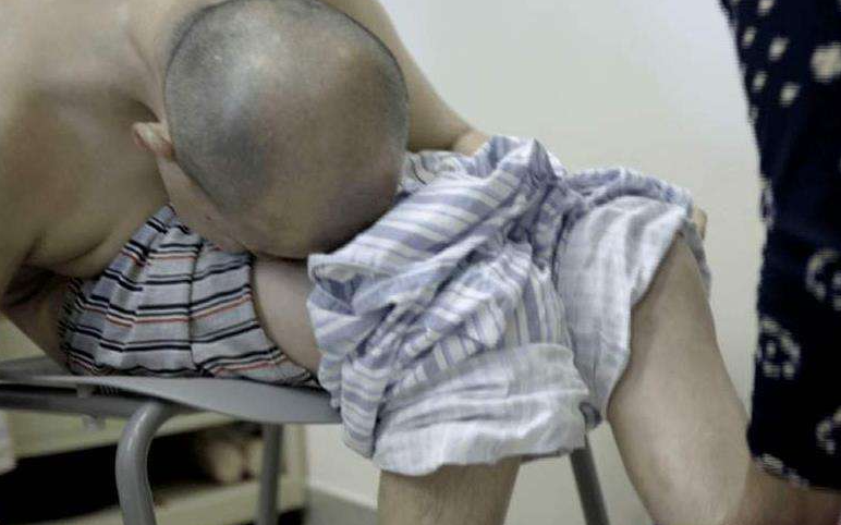 湖南折叠人：45岁男子脸贴大腿、身体折叠180度，16年后迎来新生