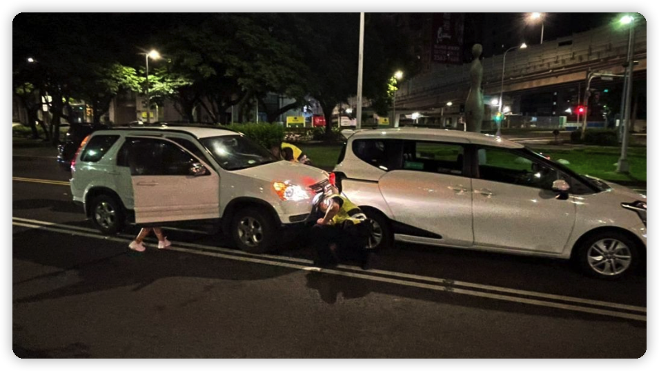 和林志颖同天车祸！女星等红绿灯惨遭追尾，对方车头被毁面目全非