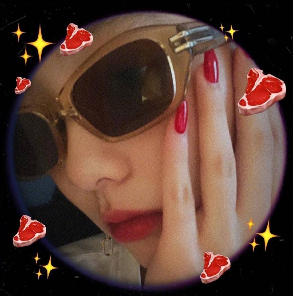 黄多多戴墨镜花式自拍，红唇吸睛美甲精致酷飒十足