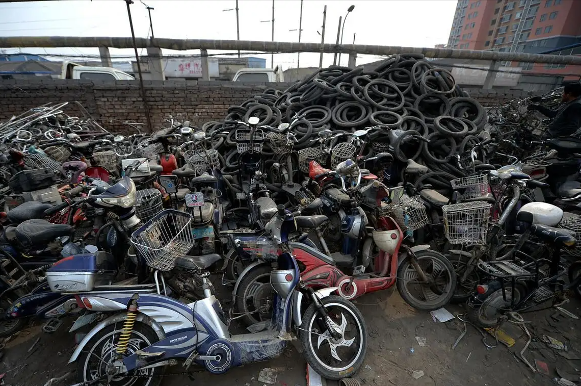 回收废旧电动车有多暴利？我们拿它当废铁，有人却靠它年入百万