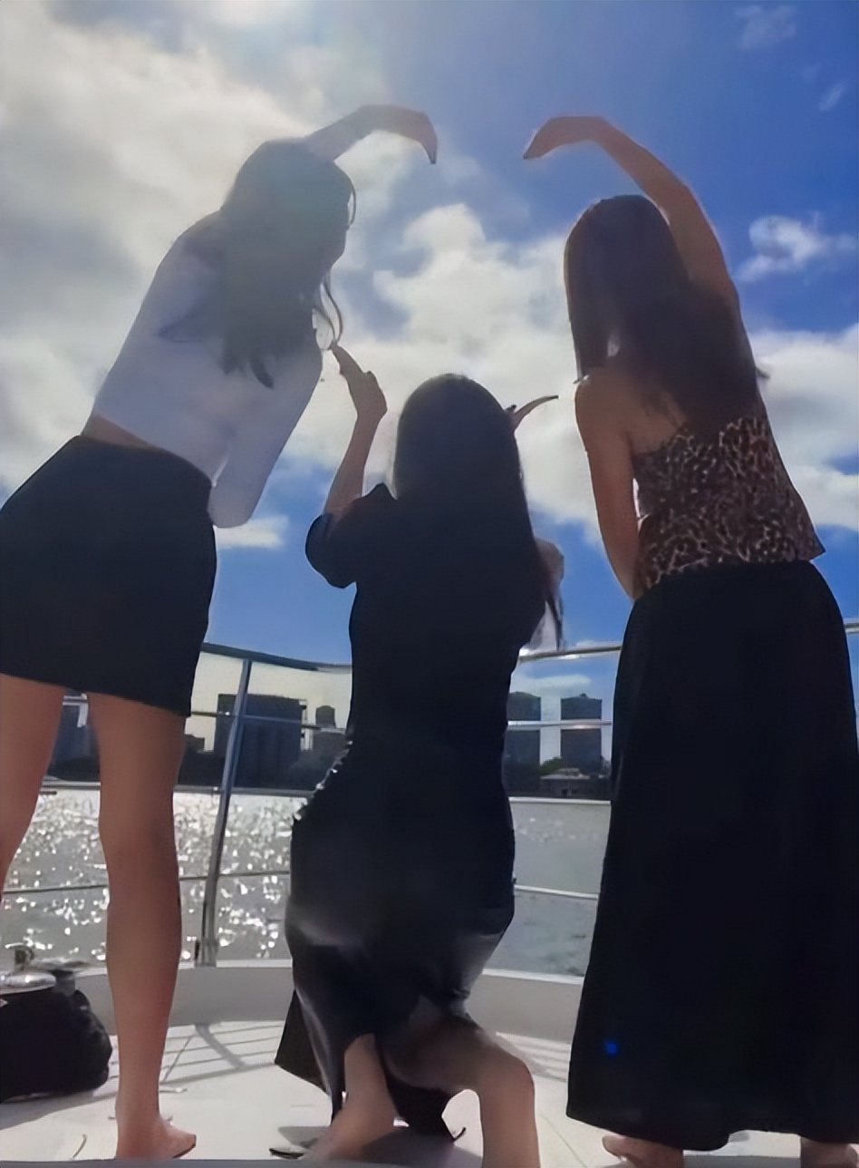 43岁侯佩岑坐游艇出海，拿香槟晒长裙美照，姐姐的状态和气质超好