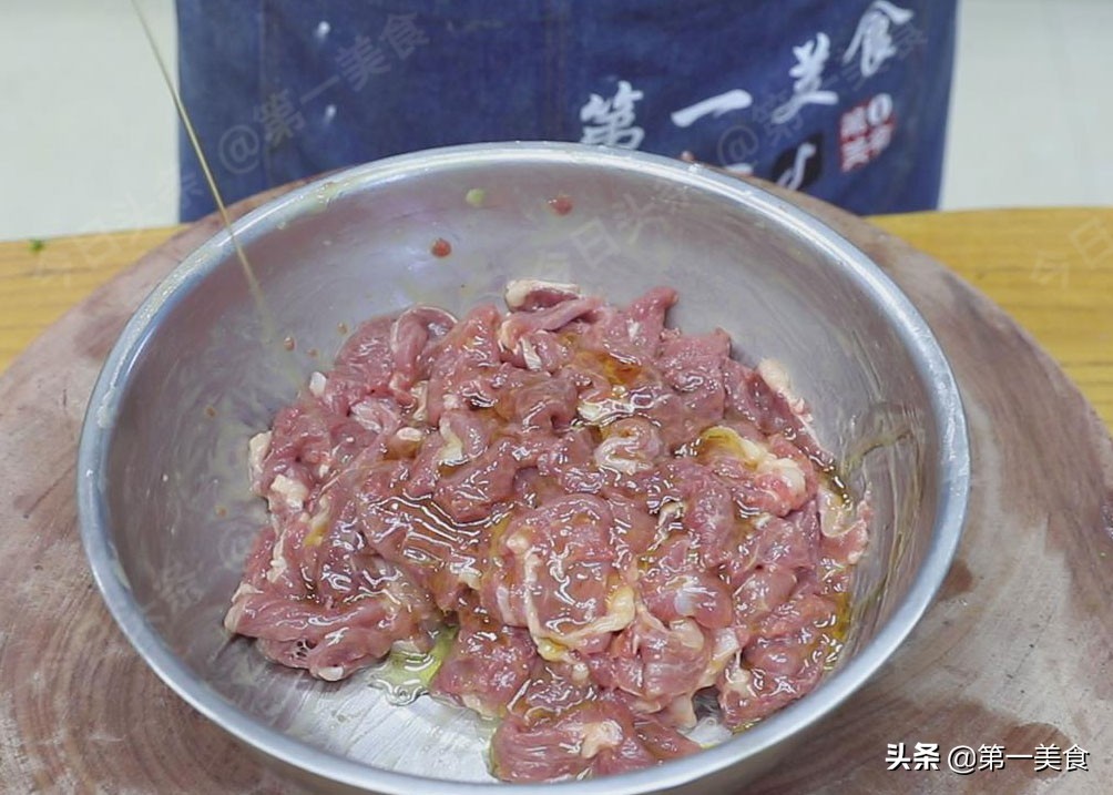 牛肉为何一炒就老？别只会焯水，牢记这2步，牛肉鲜嫩入味
