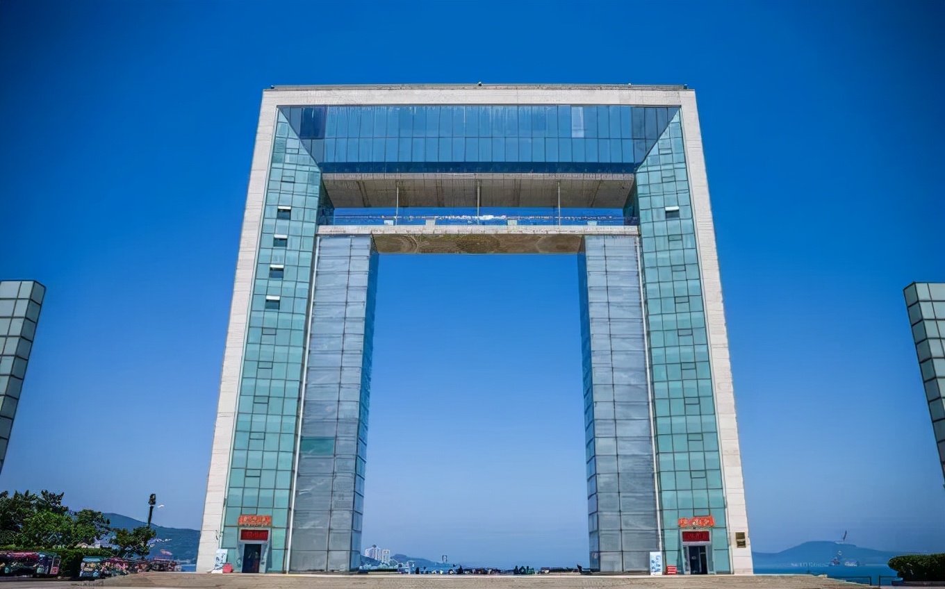 幸福门被誉为威海之门,是威海地标性建筑,代表着威海现代化的城市