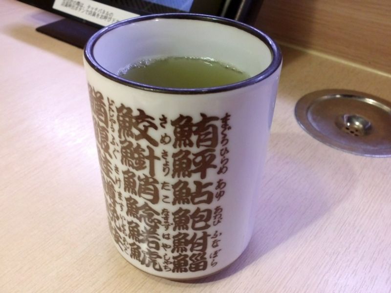 在正宗的回轉壽司店里用餐是種什么體驗？回轉壽司美食指南來了