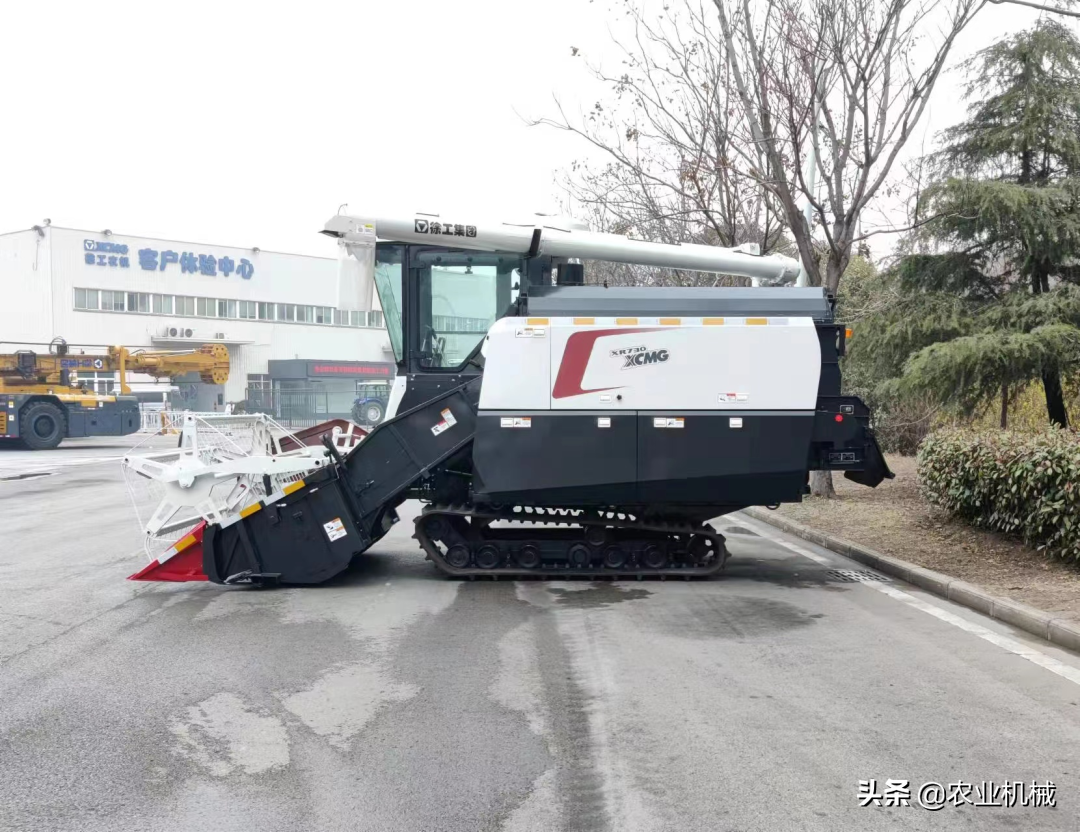 徐工履帶式谷物聯(lián)合收獲機，輕量化產(chǎn)品助力高效收獲