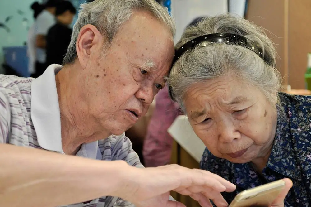 爸妈手机必备的10+个App!剪视频、改文件、学做菜,易上手超实用