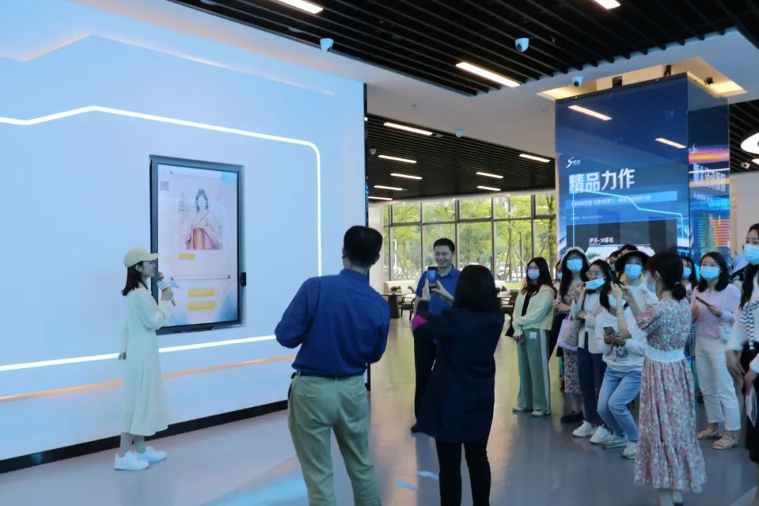 双流区实验小学外国语学校全体教师受邀到区融媒体中心参观学习