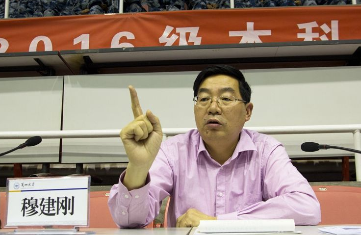 兰州大学一男同学翘课，不料被老师发现，师生对话仿佛是在讲相声