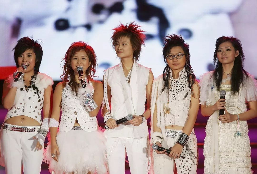 过气女明星窘况：街头卖唱、破产、卑微求工作，风光不再