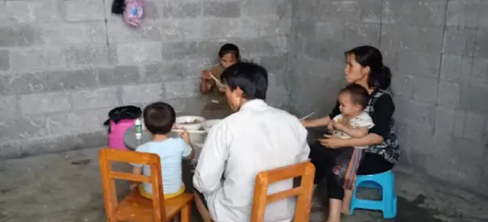 广西90后夫妻，隐居深山生10个娃，男主人：感谢政府帮助，很满足