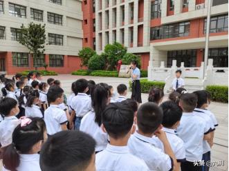 南阳市第二完全学校幼儿园:参观小学初体验(图1)