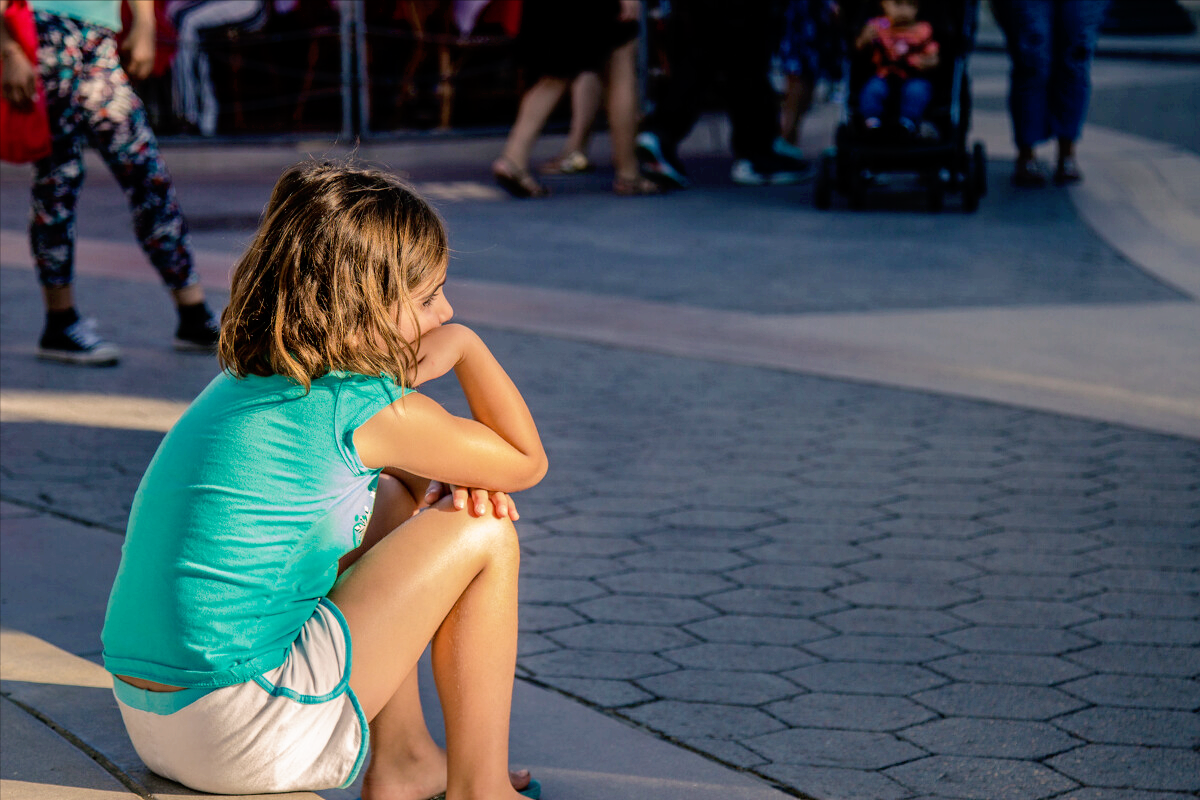 女大学生失恋后流落街头，和拾荒男人产下女婴，母亲泣不成声
