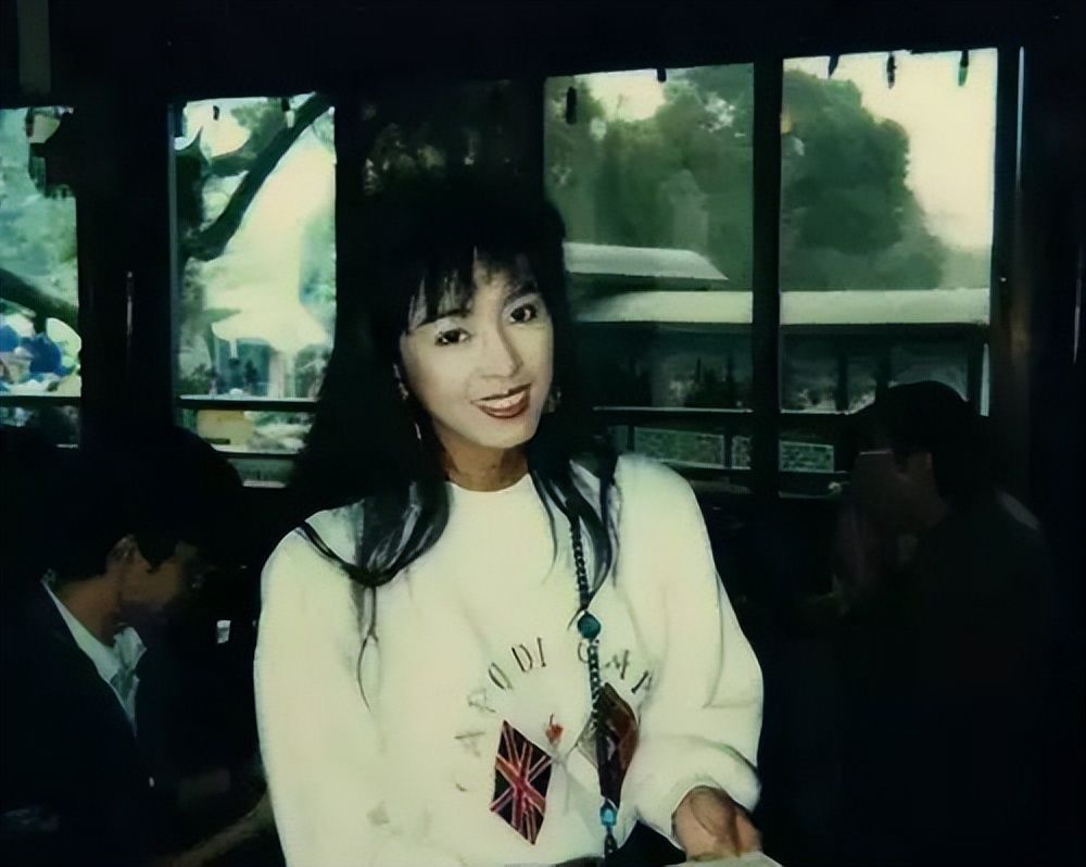 米雪：只恋爱不结婚，男友离世后带相片一起旅行，67岁单身也快乐