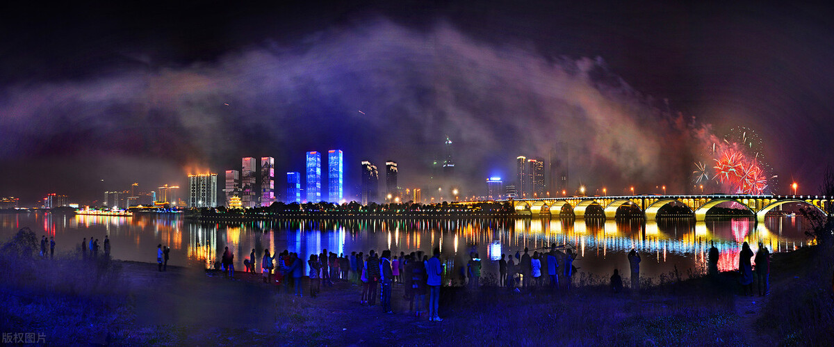 一个年轻貌美的女大学生，爱慕者众多，却选择了轻生