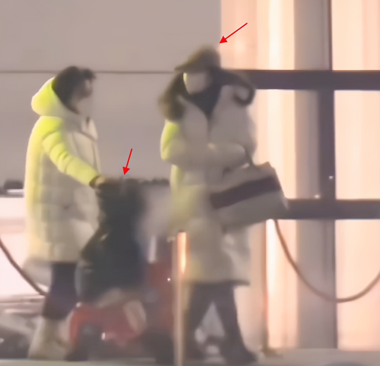 黄晓明卡点为儿子庆生后，baby助理晒照为小海绵庆生，好温馨