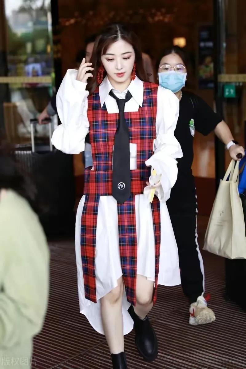 谁说格子套装土气？穿对了时尚大气，穿错了确实土掉渣