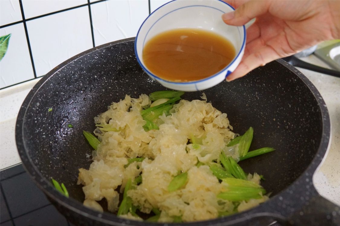 建议中老年人：春天多吃6种“千金菜”，不值钱，早吃早受益