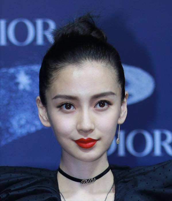 从香港小嫩模,到踢开黄晓明,Angelababy背后的大佬始终深藏不露