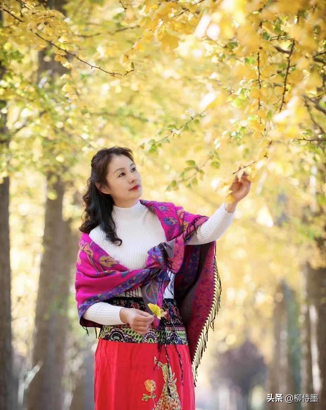 中老年阿姨摄影,双手无处安放苦恼吗?16个姿势拍出优雅人像