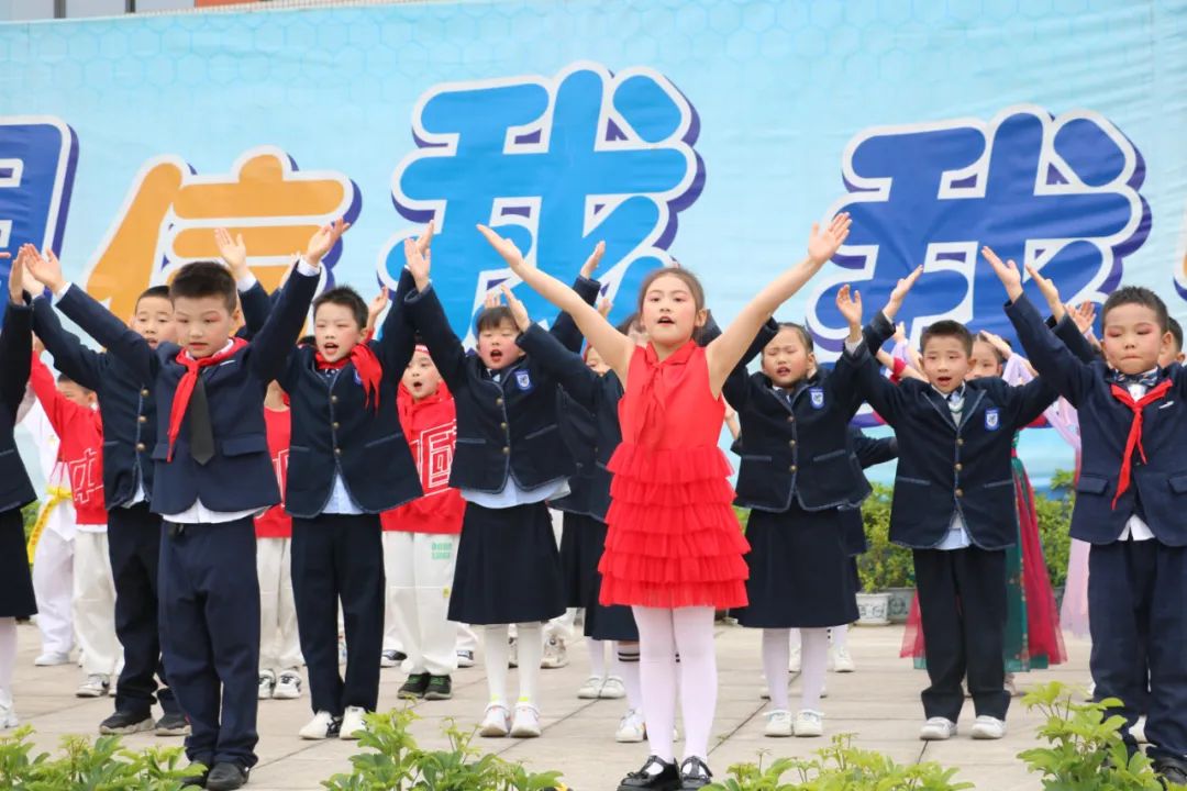 成都市双流区实验小学外国语学校举行月季花中队升旗仪式