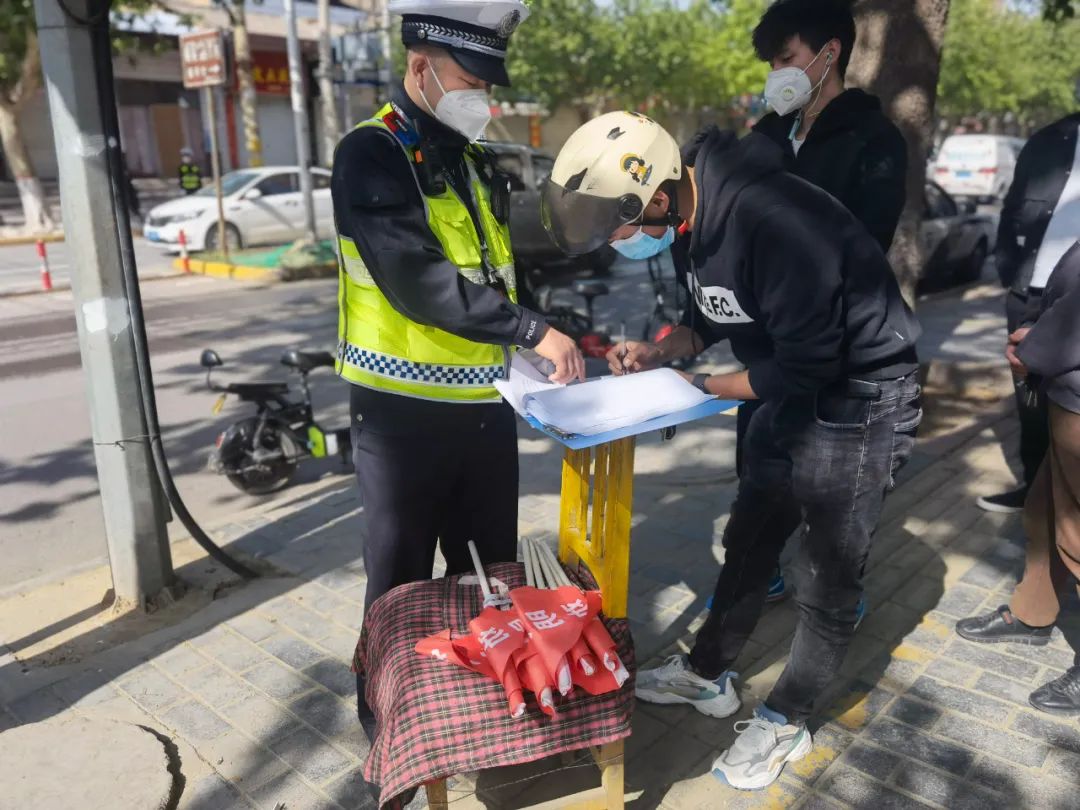 蒲城交警开展电动车违法行为专项整治行动