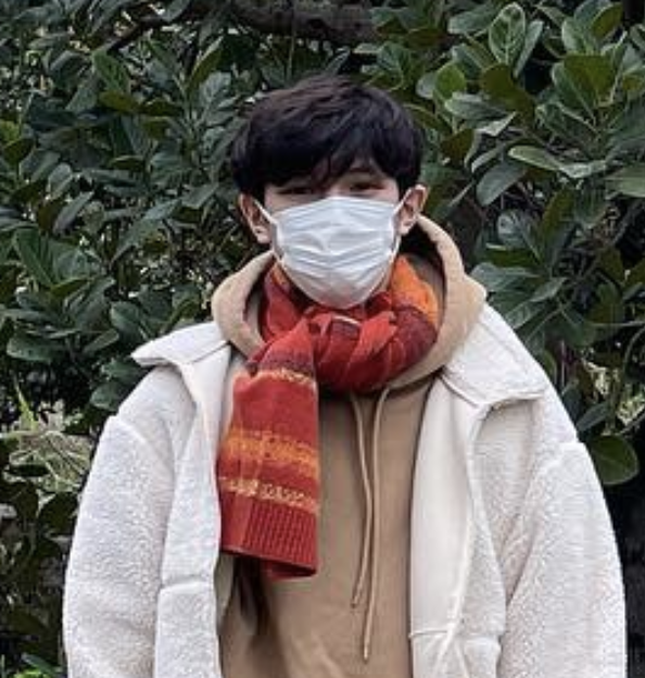 袁咏仪春节返港与儿子团聚，从背后抱魔童超有爱，母子同框像姐弟