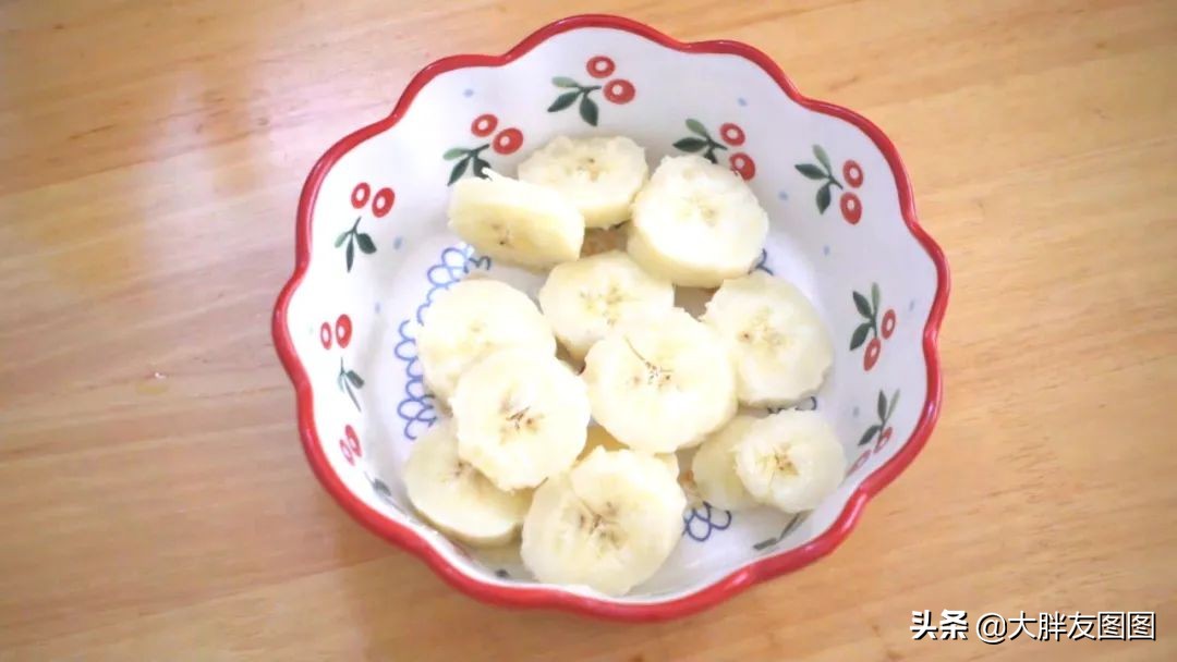 不加糖油的香蕉脆布丁，一勺下去，眼泪不争气地从嘴角流出来