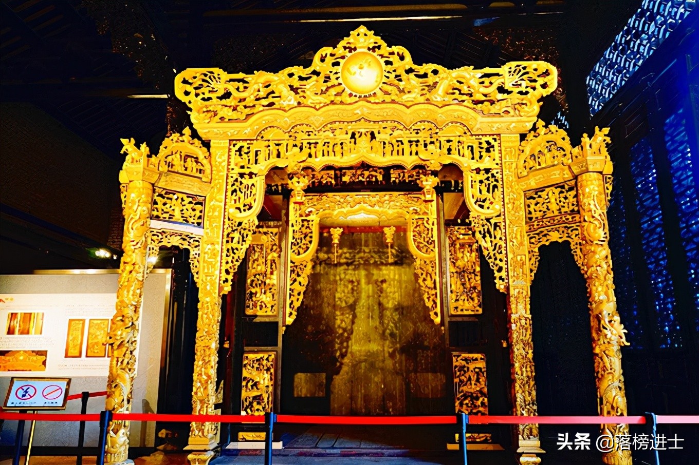 广州有一座陈家祠，富丽堂皇，雕刻精美，堪称岭南建筑艺术的明珠