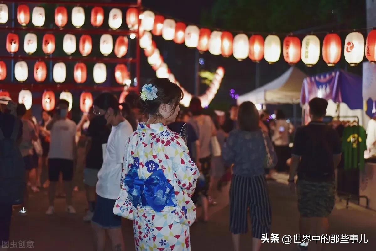 日本的文化入侵到底有多厉害，立牌位、夏日祭、哭安倍、奥特曼