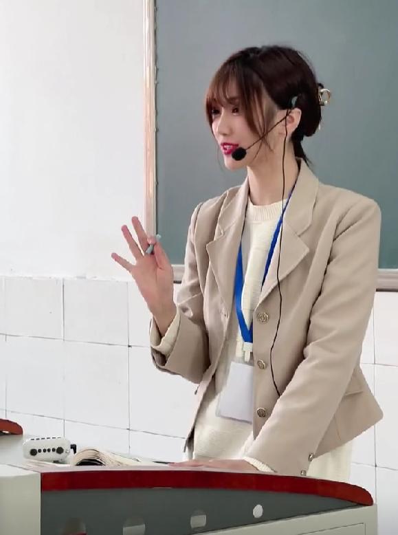 大学课堂上，美女教师讲课“火了”，网友：现在复读还来得及吗？