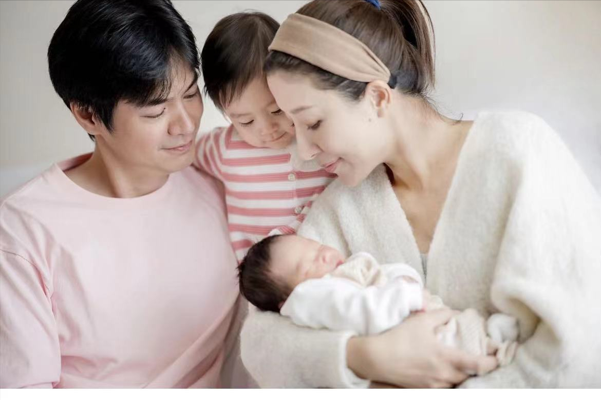 杨怡晒一家四口合影，首度公开二胎儿子正面，罗仲谦深情感谢太太