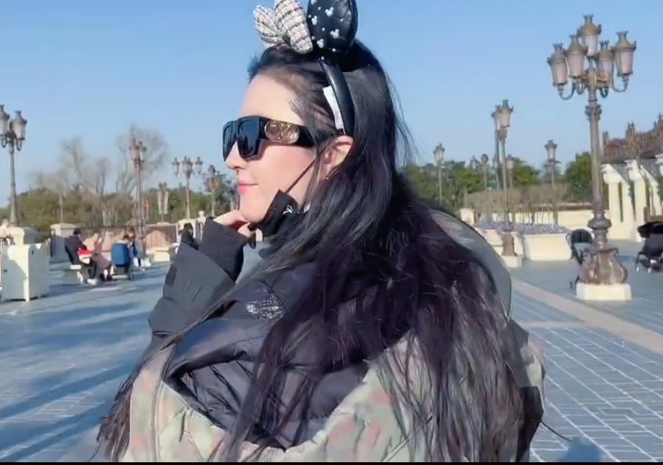 刘亦菲晒迪士尼游玩视频，神仙姐姐活力满满，肌肤细腻光滑颜值顶