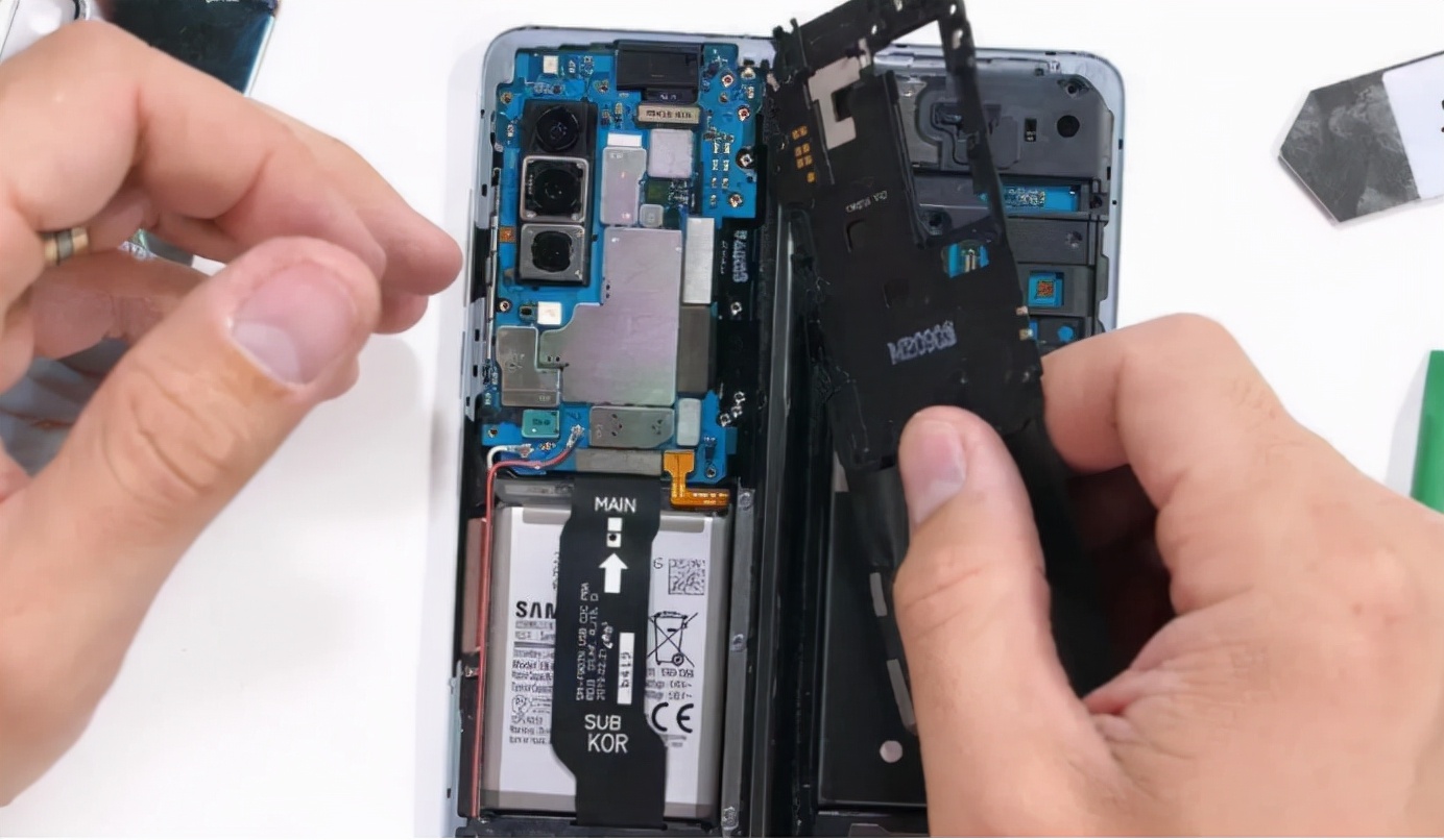 修一块折叠手机屏幕要近10000元，为什么手机厂商都押宝折叠屏？
