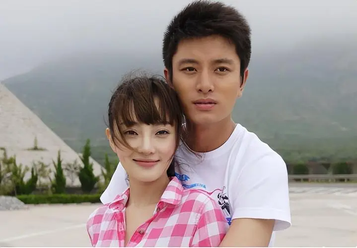 贾乃亮李小璐520相互表白?男方玫瑰花瓣比心,女方示爱更直接