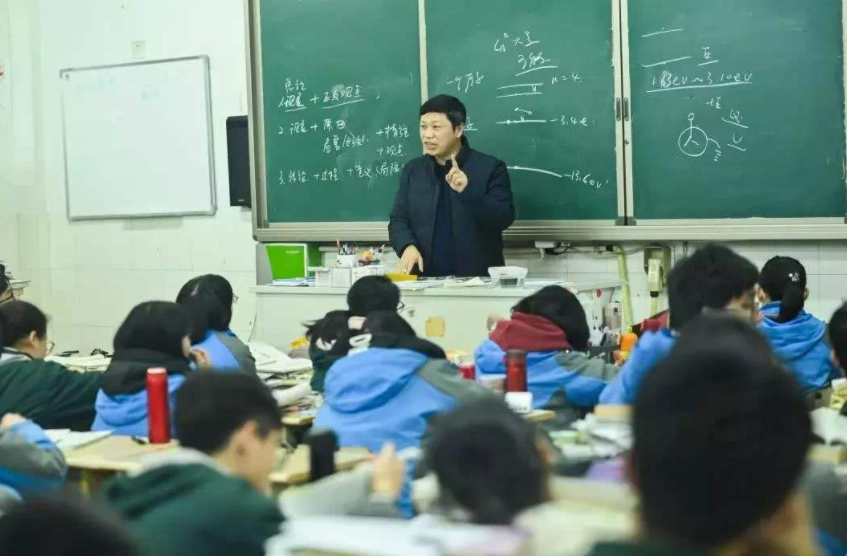 浙江一年有两次高考，今年57余万考生参加，许多人觉得不公平