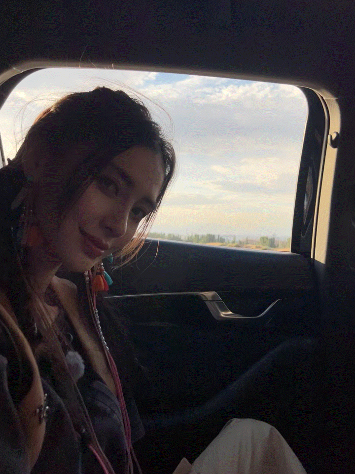 综艺《奔跑吧》直播截图中的baby小姐姐和新疆路透哦