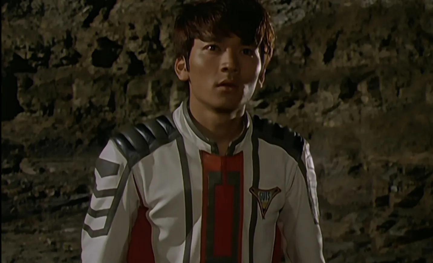 奥特曼与邪恶迪迦奥特曼大战一场,在战斗现场,基地总监问胜利队队长